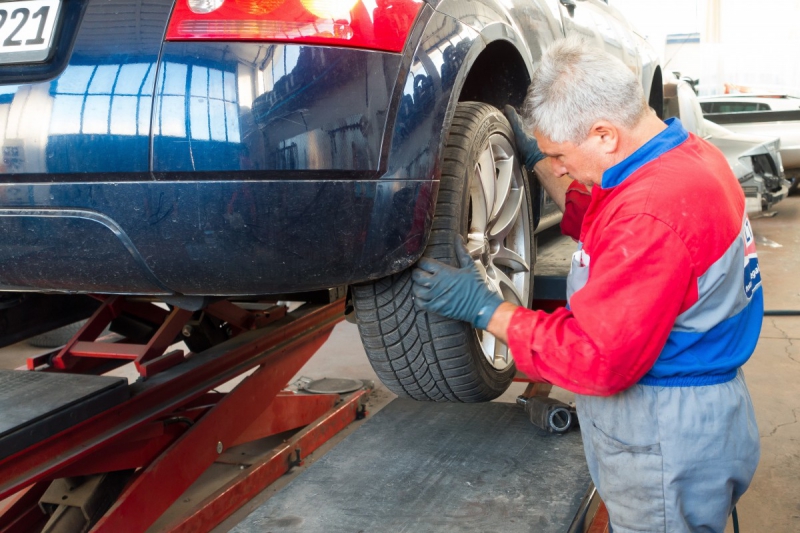 vente-BRUE AURIAC-min_auto_repair_repair_lift_auto_mechanic_work_clothes_master_professional_man_of_the_fold-685629